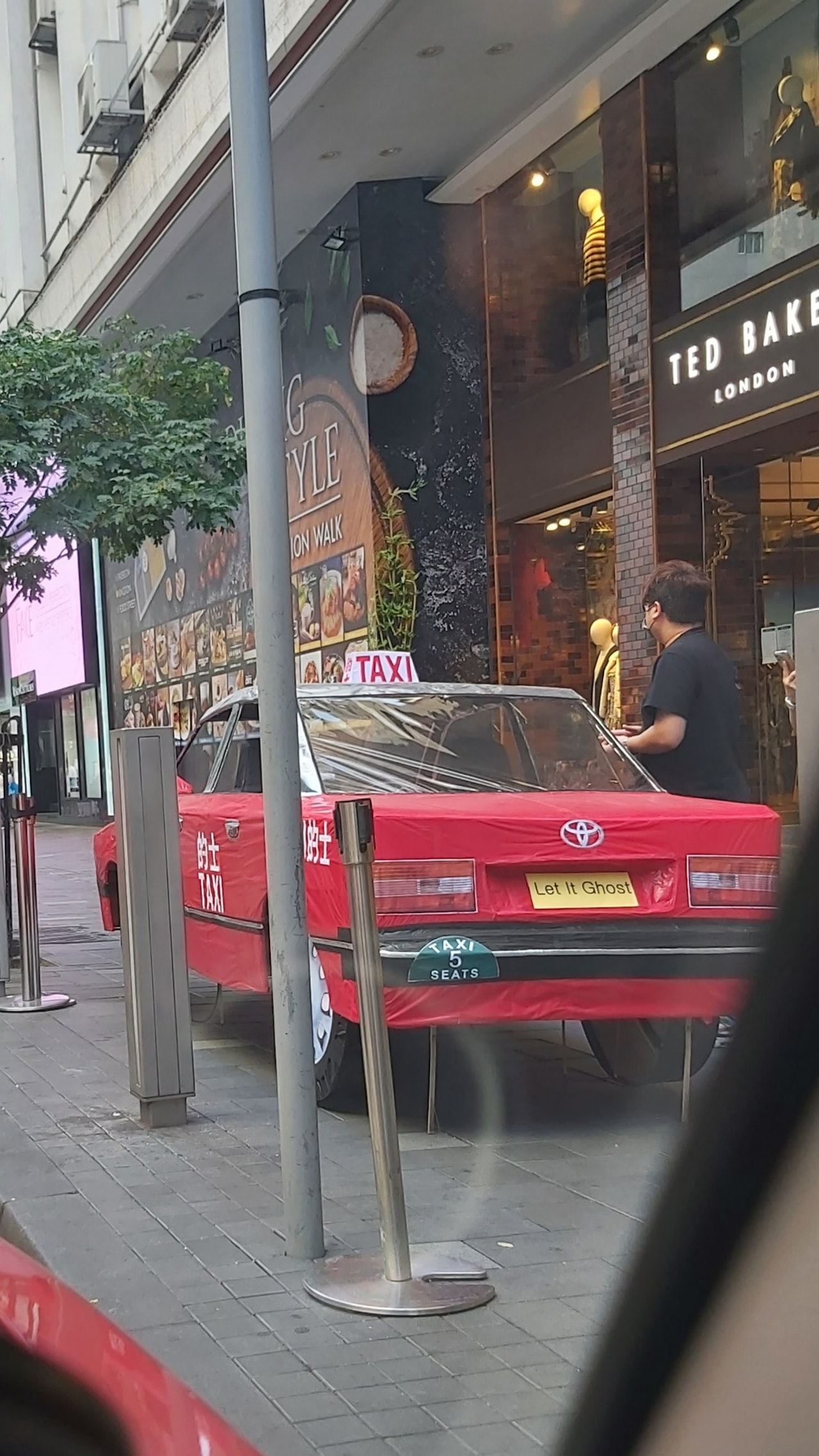 香港街道出现纸扎的士❗1比1还原大小🚕