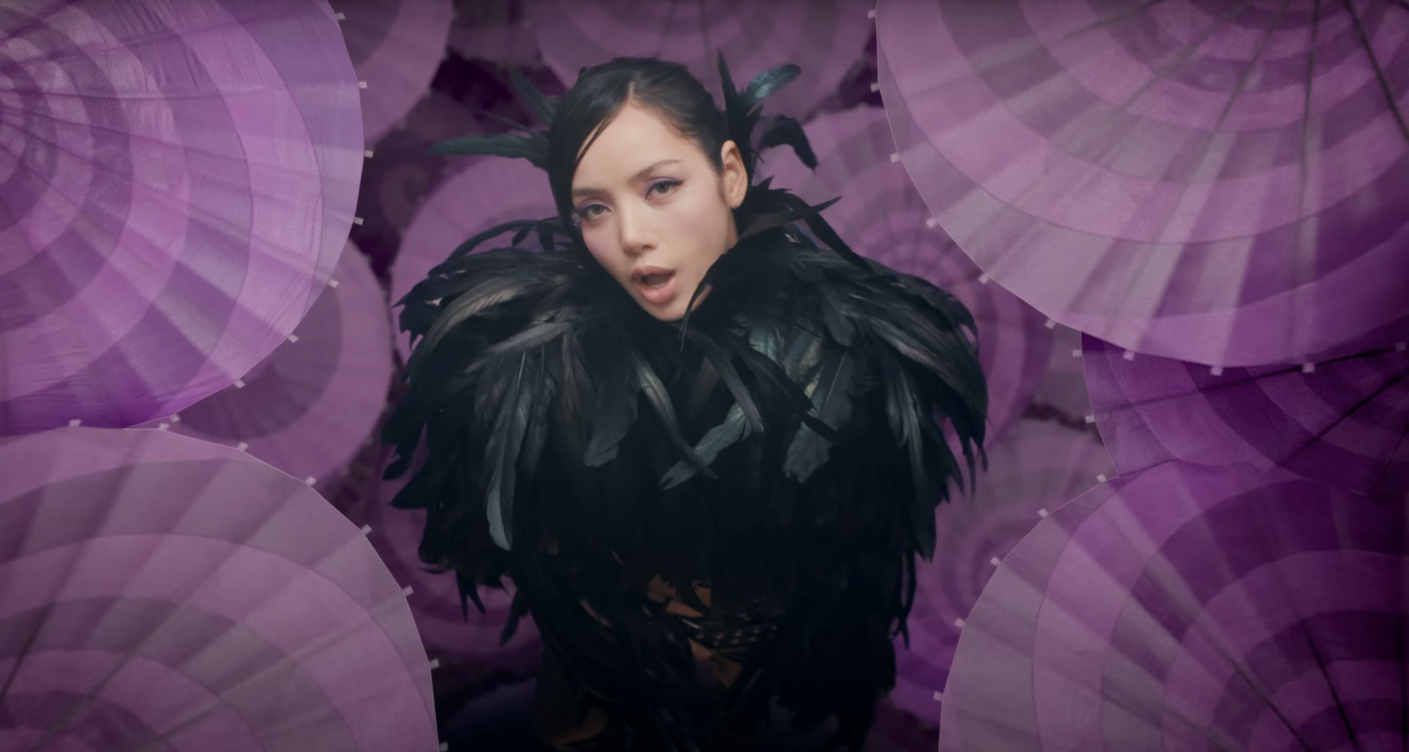 lisa新歌《new woman》造型百变❗youtube时下流行第一⚡️