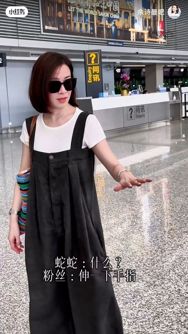 佘诗曼机场被求婚😲无名指被套戒指💍