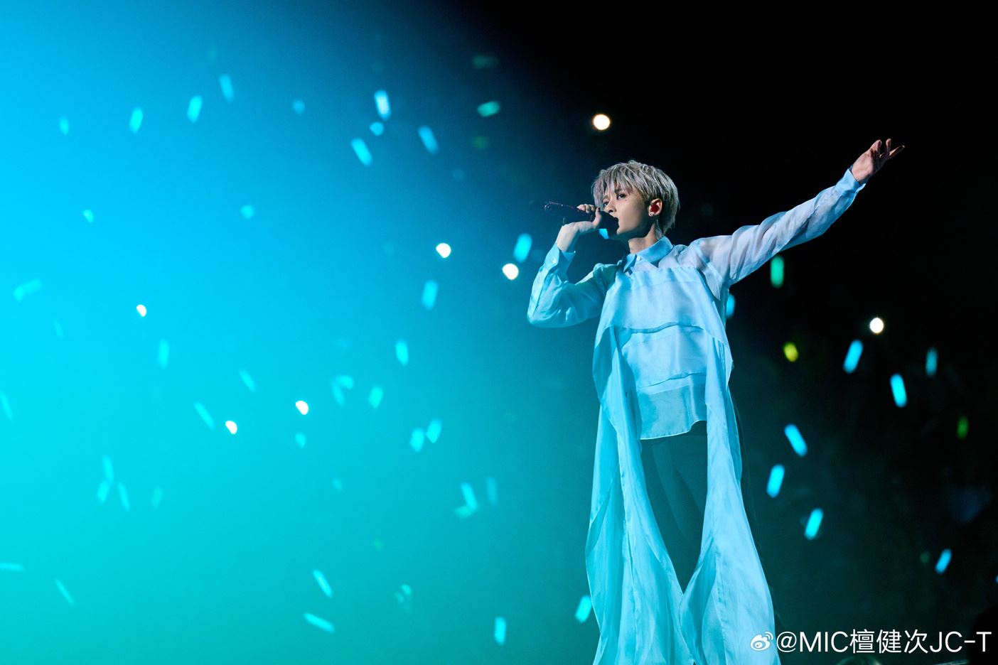 檀健次办首场演唱会❗粉丝狂喊脱掉🤣