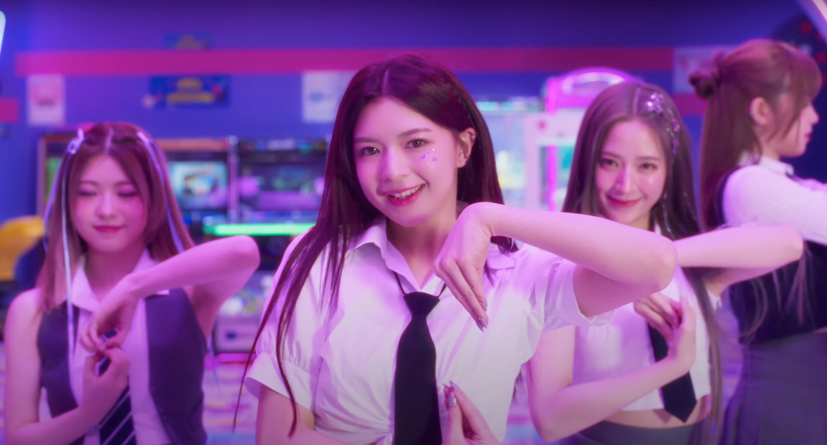 【视频】elyn化身鬼马少女⚡️gen1es新歌《hourglass》上线🔥