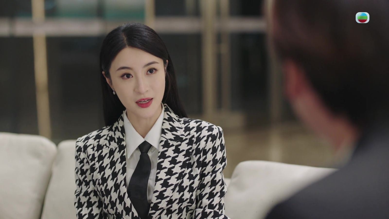 tvb《黑色月光》林夏薇一集换6套衣❗你最爱哪一套❓