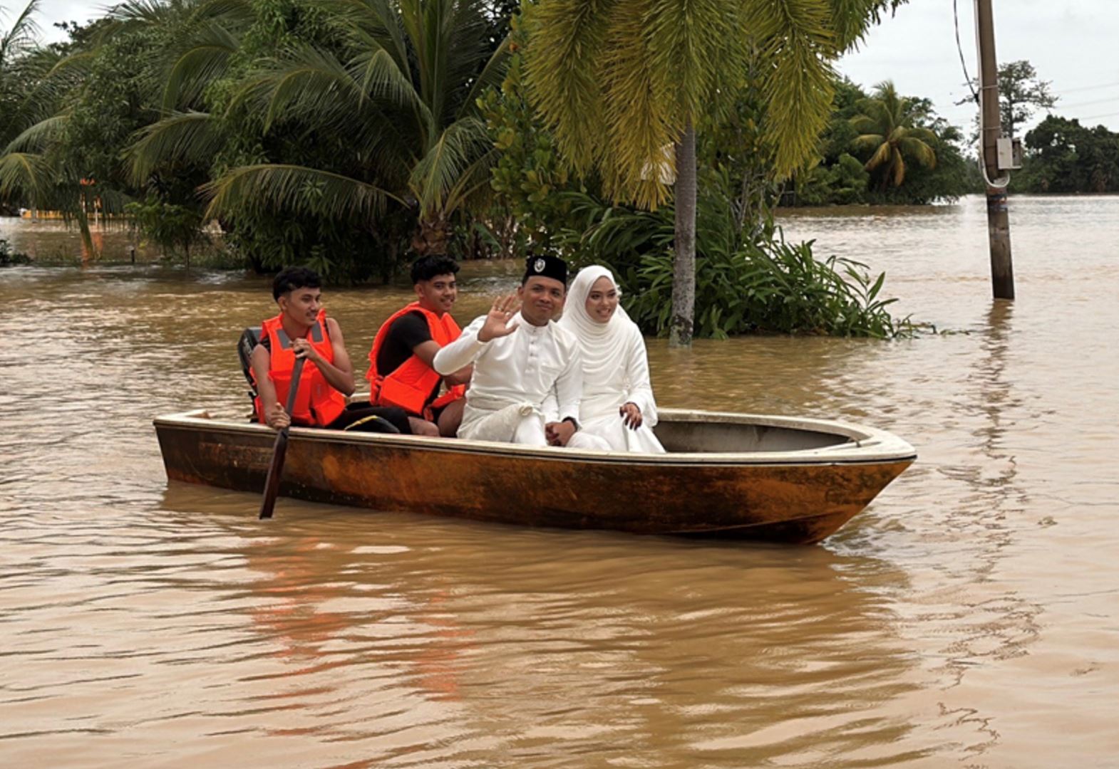 couple celebrates wedding in kedah floods with a fun photoshoot on raft and 4x4 vehicle!