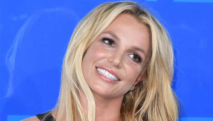 britney spears flees to mexico to avoid paparazzi