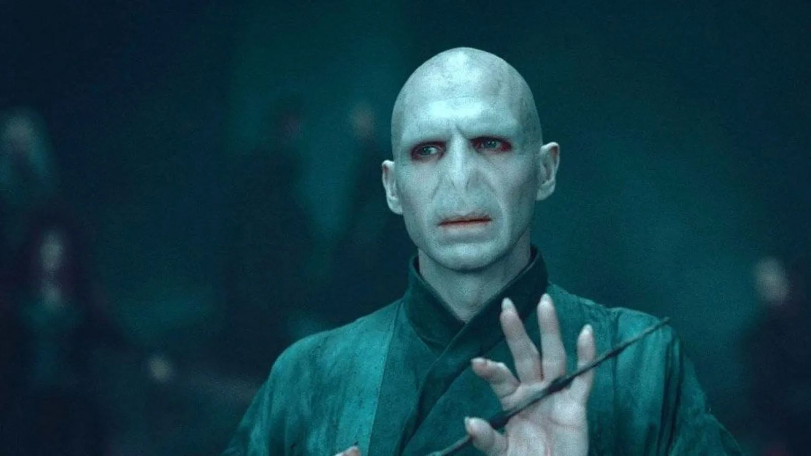 ralph fiennes suggests his choice for voldemort in new harry potter series