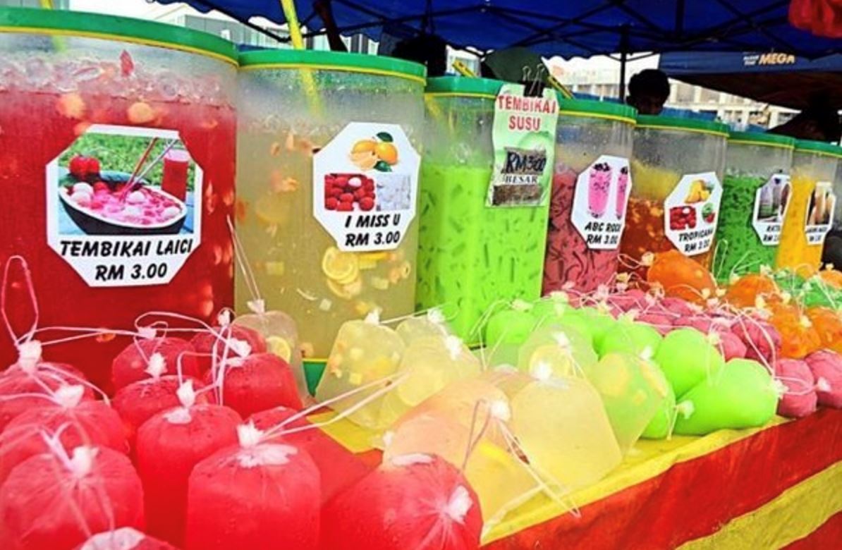 vendor’s heartwarming gesture of charging differently for drinks melts netizens’ hearts!