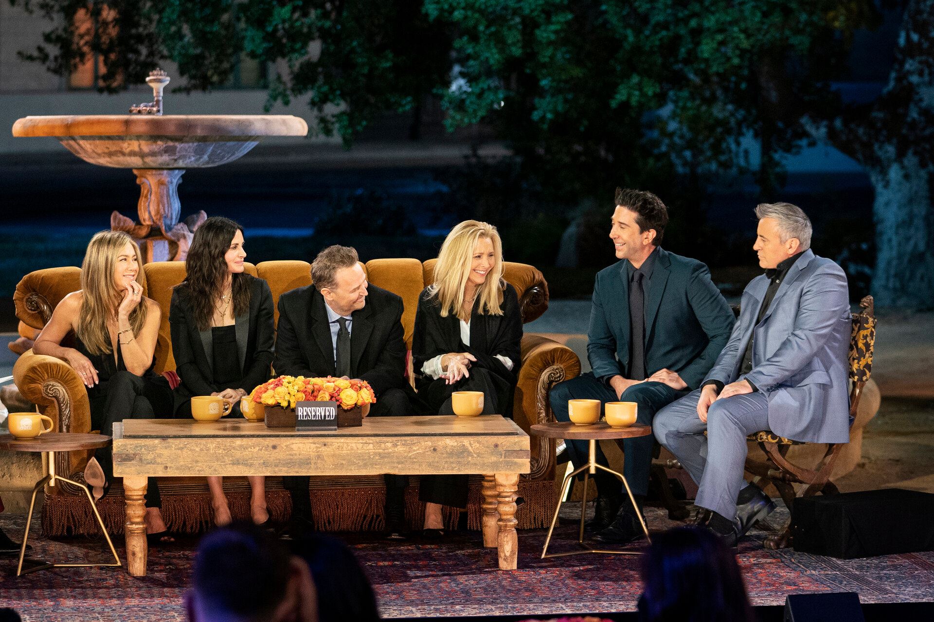 lisa kudrow opens up about friends cast's one and only dinner after the finale