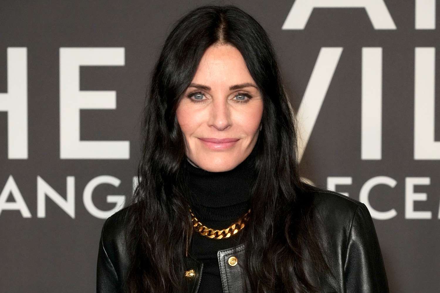 courtney cox confirms return as gale weathers in scream 7