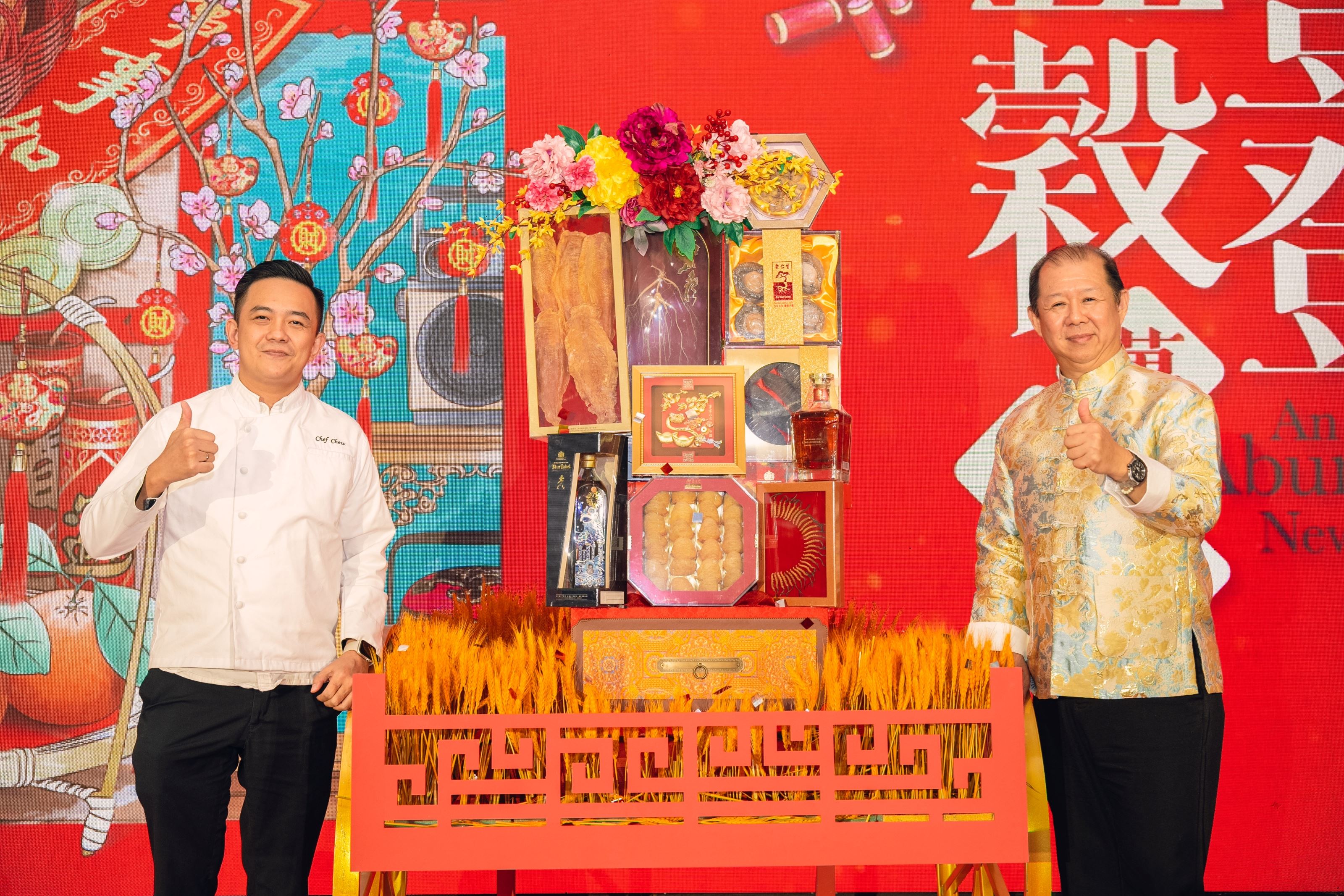 余仁生和金粤楼厨师在台上合照