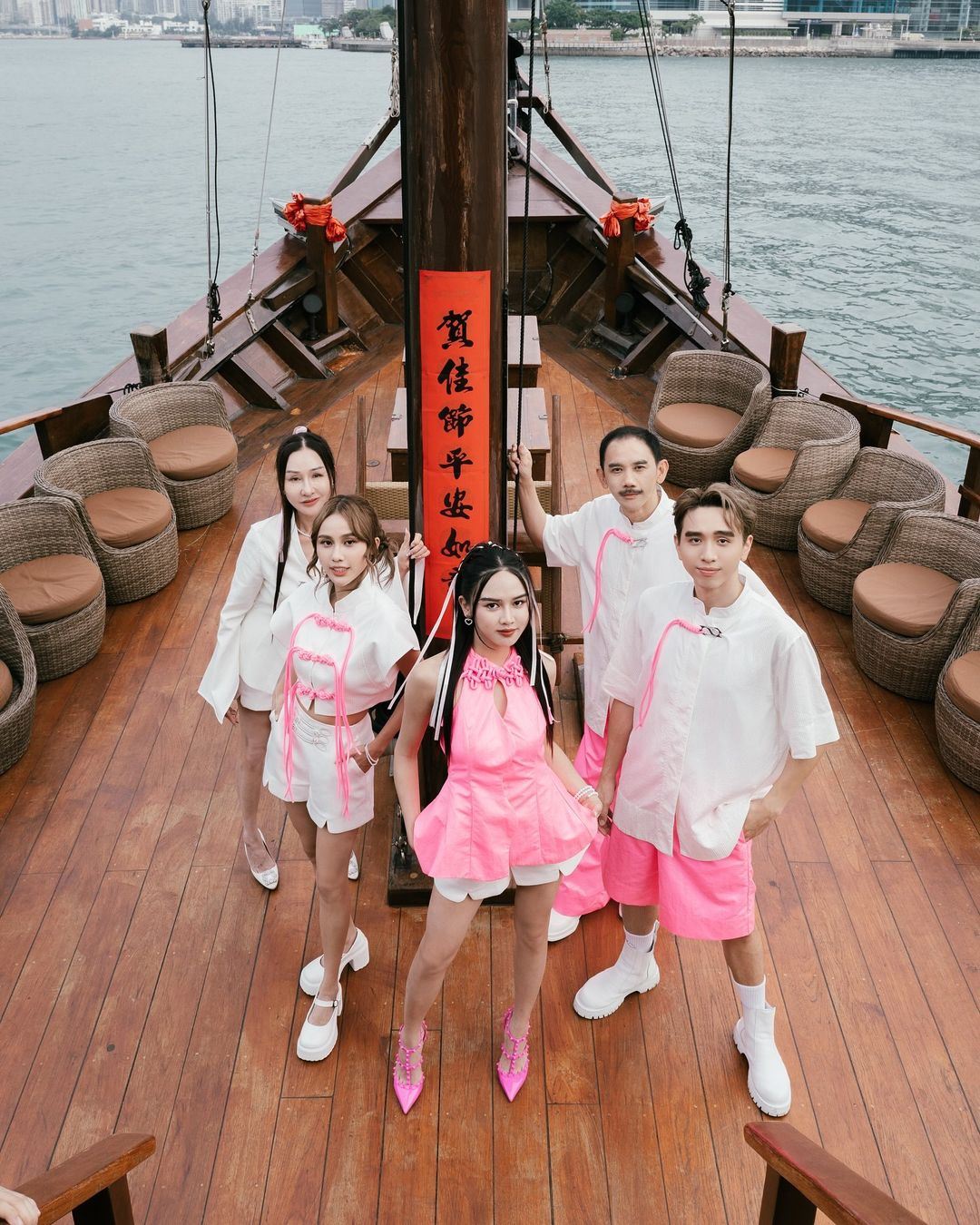 🧨【影片】jestinna kuan、mskuan、perry k蛇年新年歌来咯❗️新年就该对自己好一点❤️