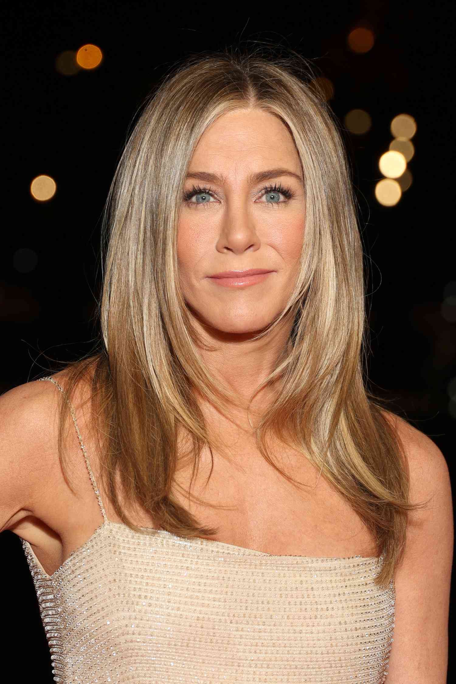 jennifer aniston rings in the holidays with style
