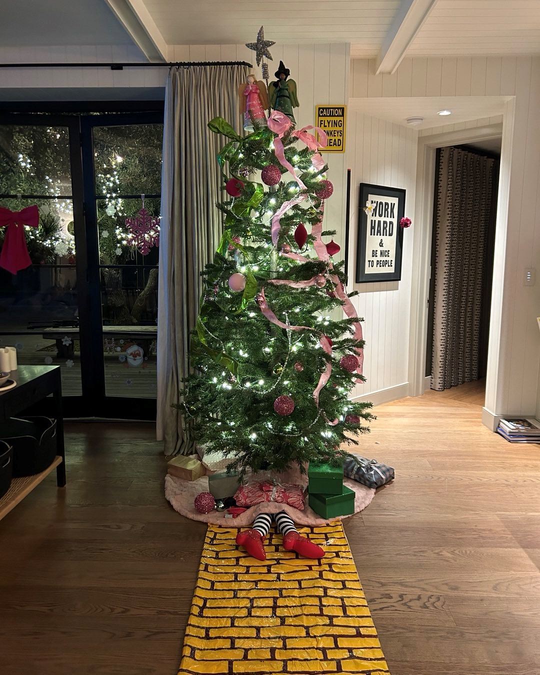 kristen bell reveals her wizard of oz-inspired christmas tree decorations