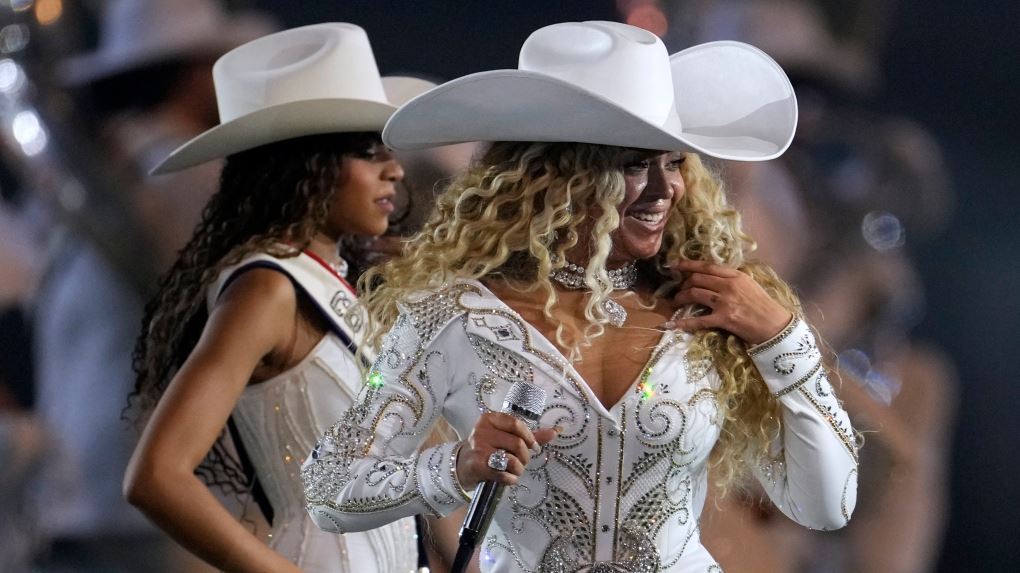 beyoncé and daughter blue ivy iconic performance at halftime show
