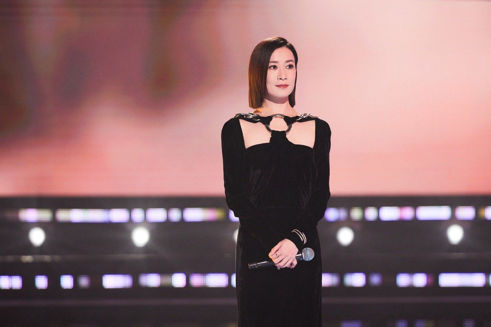 佘诗曼登东方卫视春晚❗献唱tvb《新闻女王》片尾曲《透彻》🔥