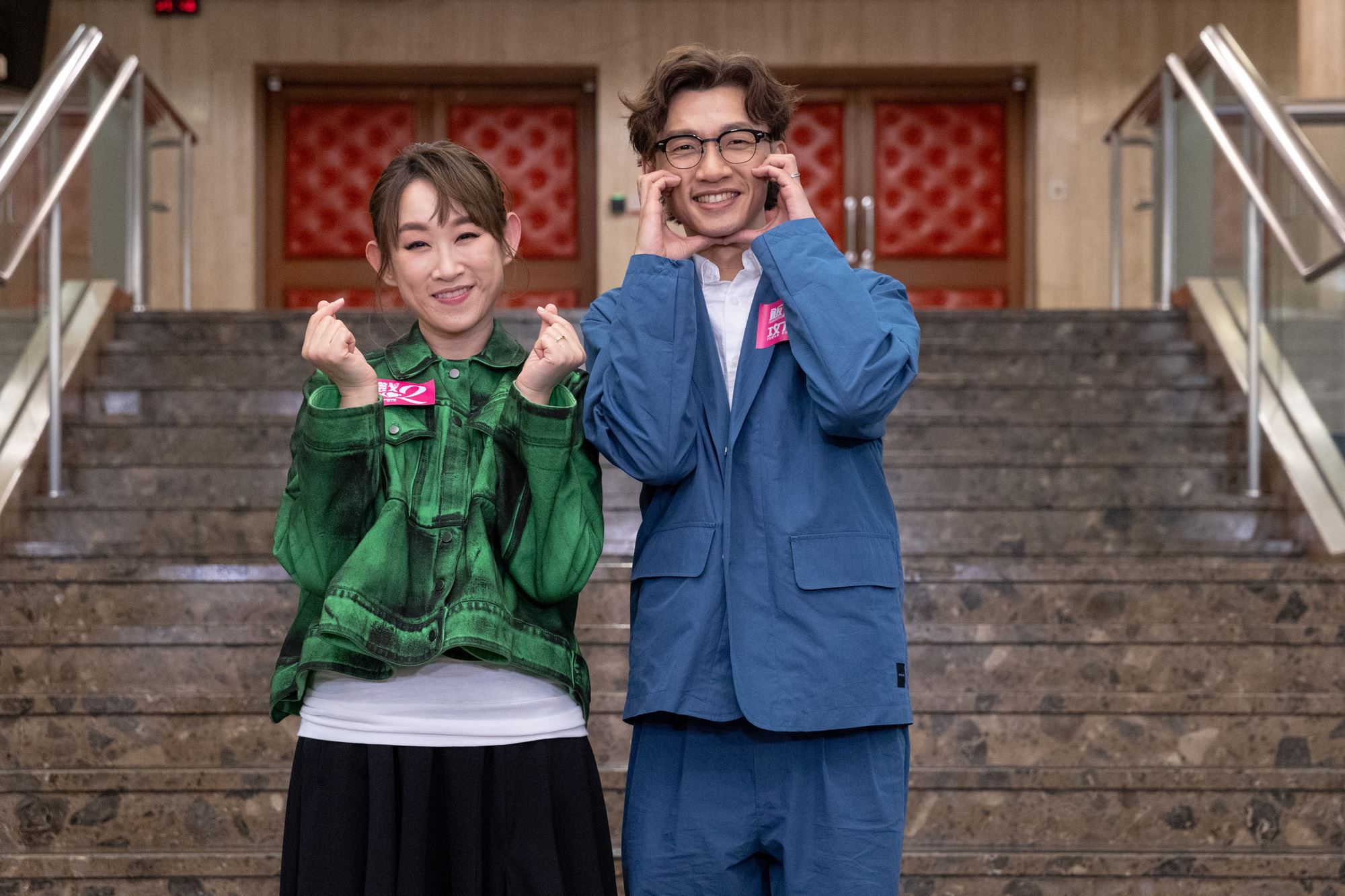 🎞饭戏攻心2香港首映迎过千观众❗张继聪等人率全体演员载歌载舞谢观众💃