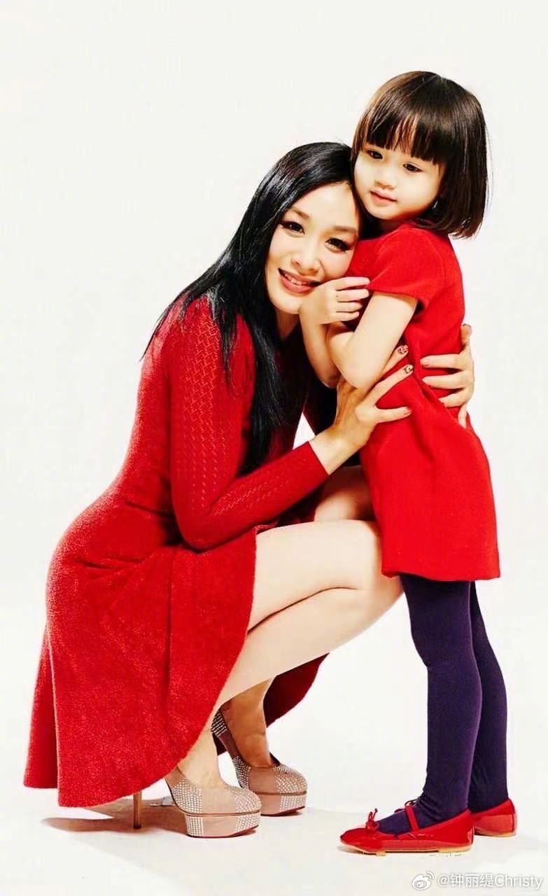 钟丽缇小女儿考拉庆祝14岁生日🎂高冷御姐范儿拉满🔥