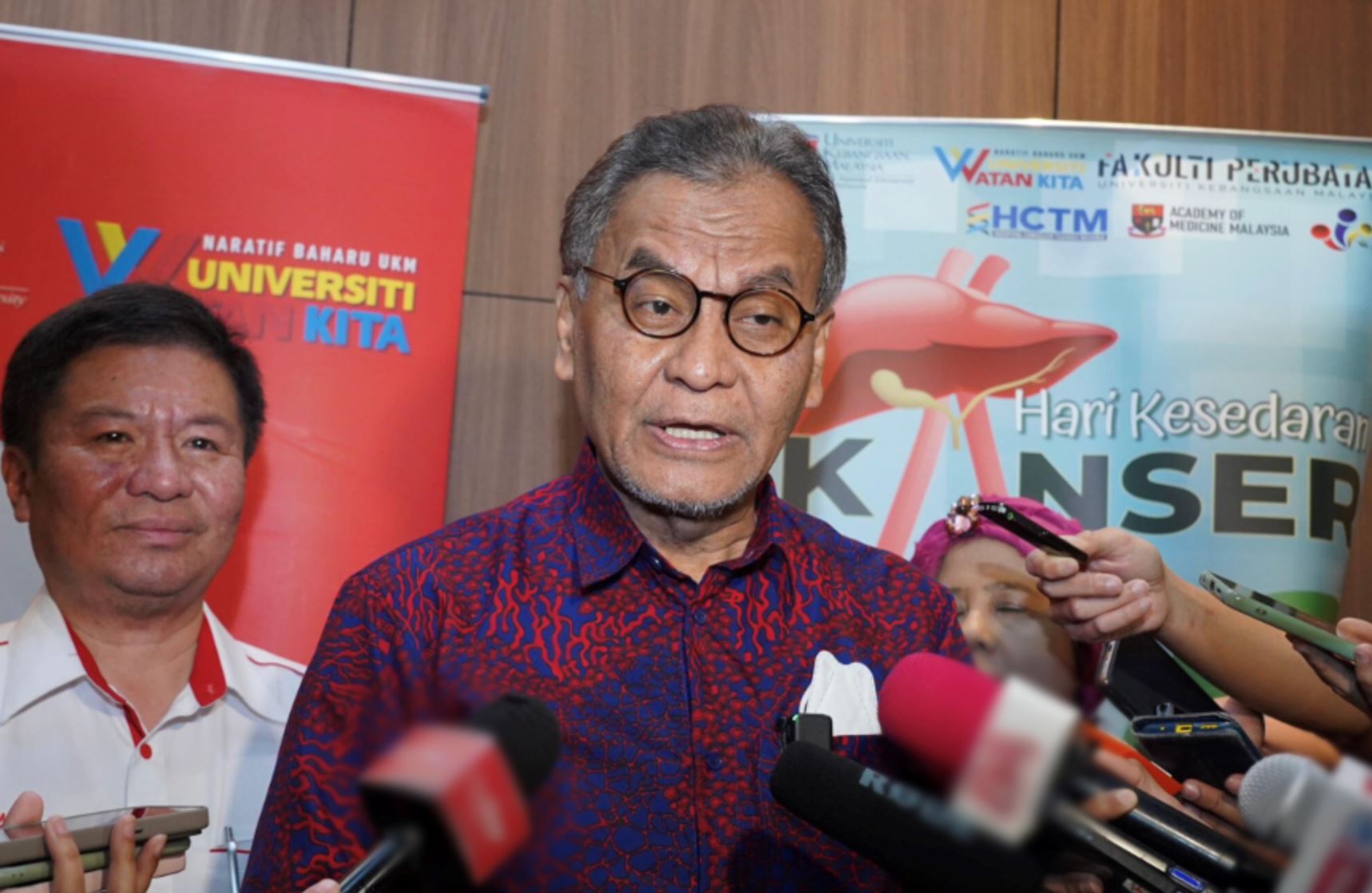 ministry of health to take action against sellers of 'energy stick' used by students