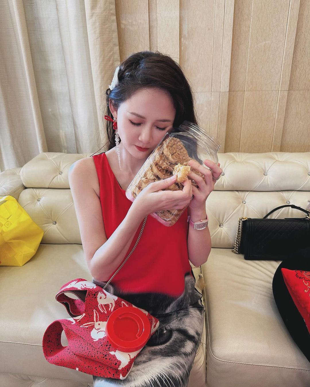 陈乔恩超爱蜂窝饼❗与老公俩人身穿红衣与舞龙合影🐲