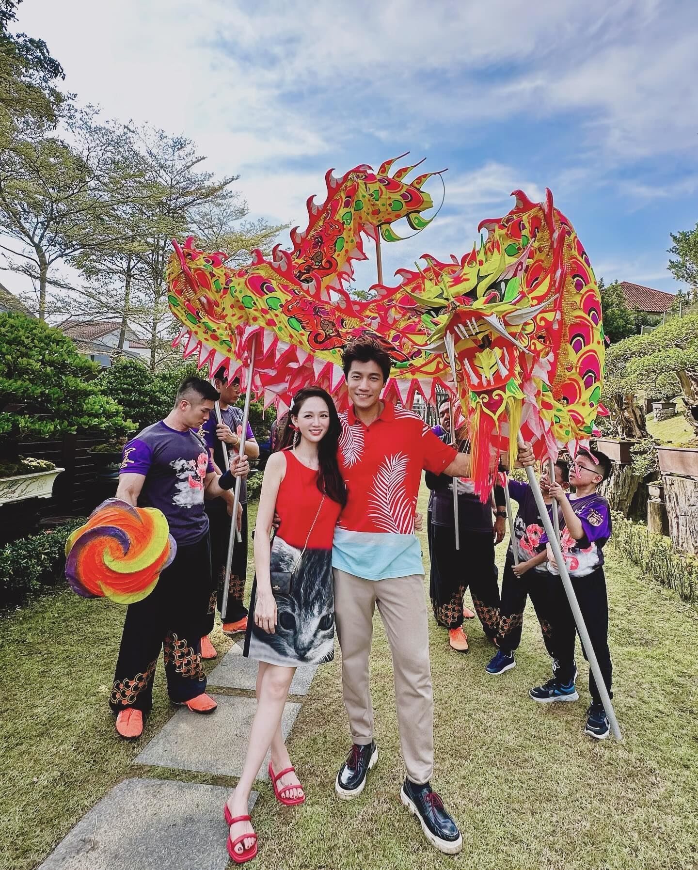 陈乔恩超爱蜂窝饼❗与老公俩人身穿红衣与舞龙合影🐲