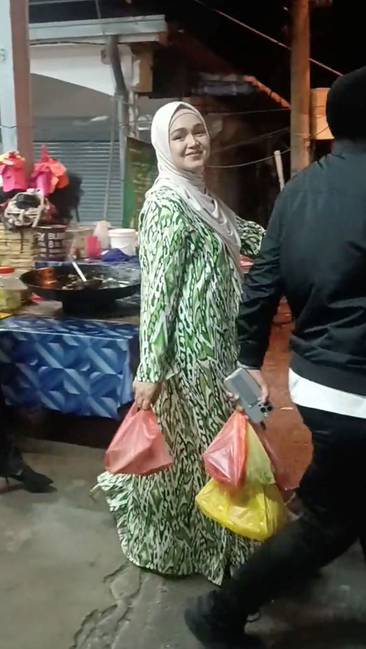 netizen puji datuk seri siti nurhaliza bawa aafiyah ke pasar malam [video]