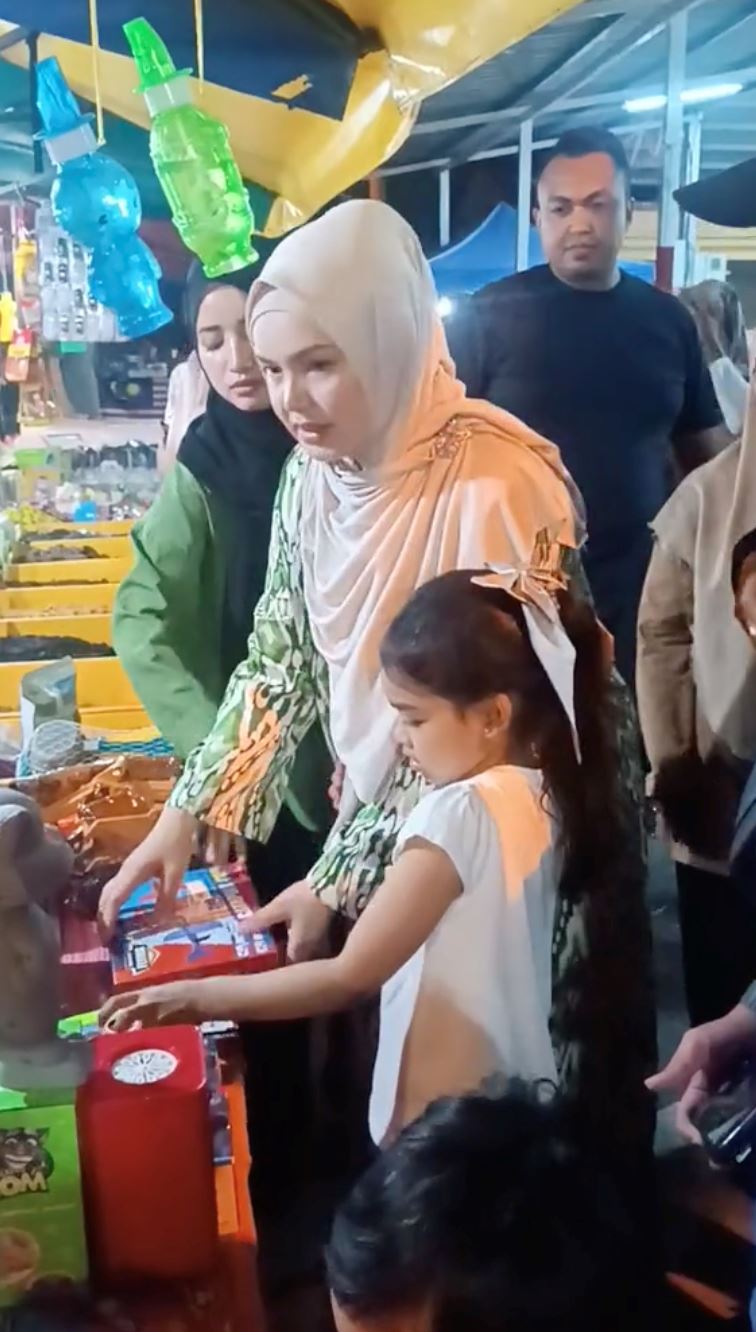 netizen puji datuk seri siti nurhaliza bawa aafiyah ke pasar malam [video]