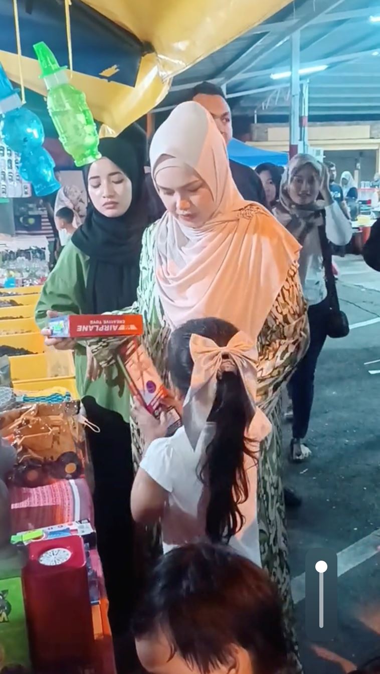 netizen puji datuk seri siti nurhaliza bawa aafiyah ke pasar malam [video]