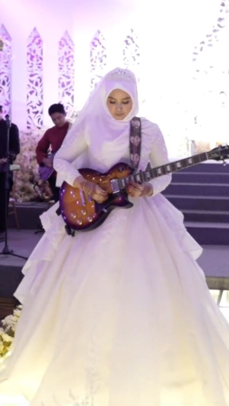 pengantin wanita ‘goreng’ gitar lagu canon rock di majlis perkahwinan curi tumpuan [video]