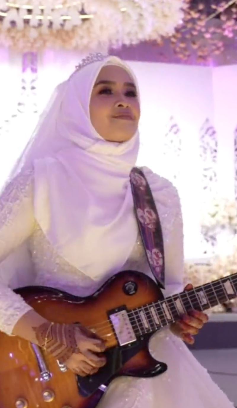 pengantin wanita ‘goreng’ gitar lagu canon rock di majlis perkahwinan curi tumpuan [video]