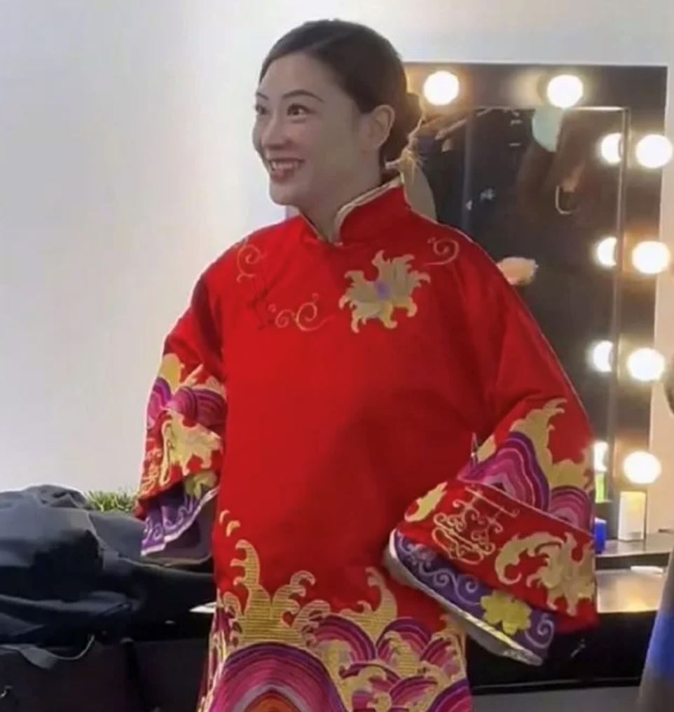 应采儿小腹微凸飘孕味！网友帮敲碗要三胎！