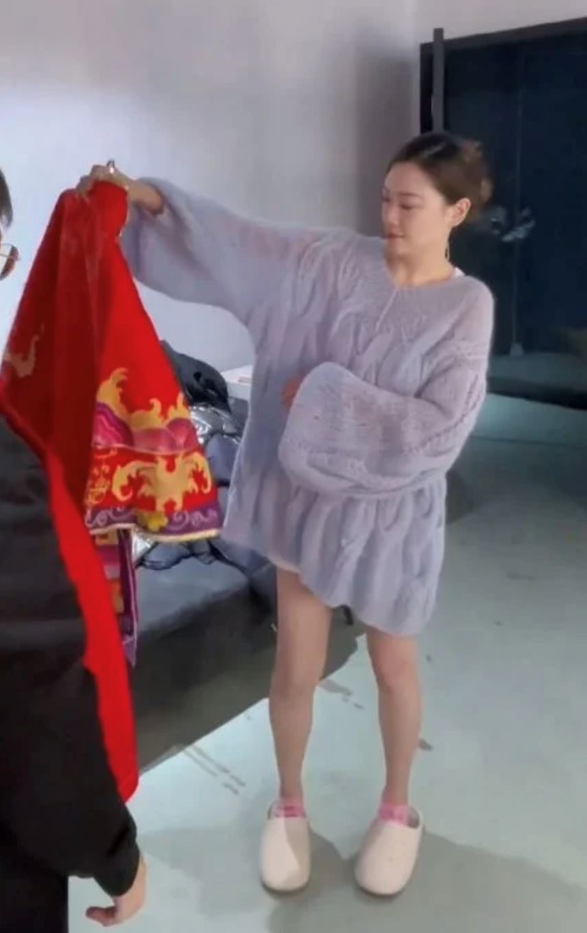 应采儿小腹微凸飘孕味！网友帮敲碗要三胎！