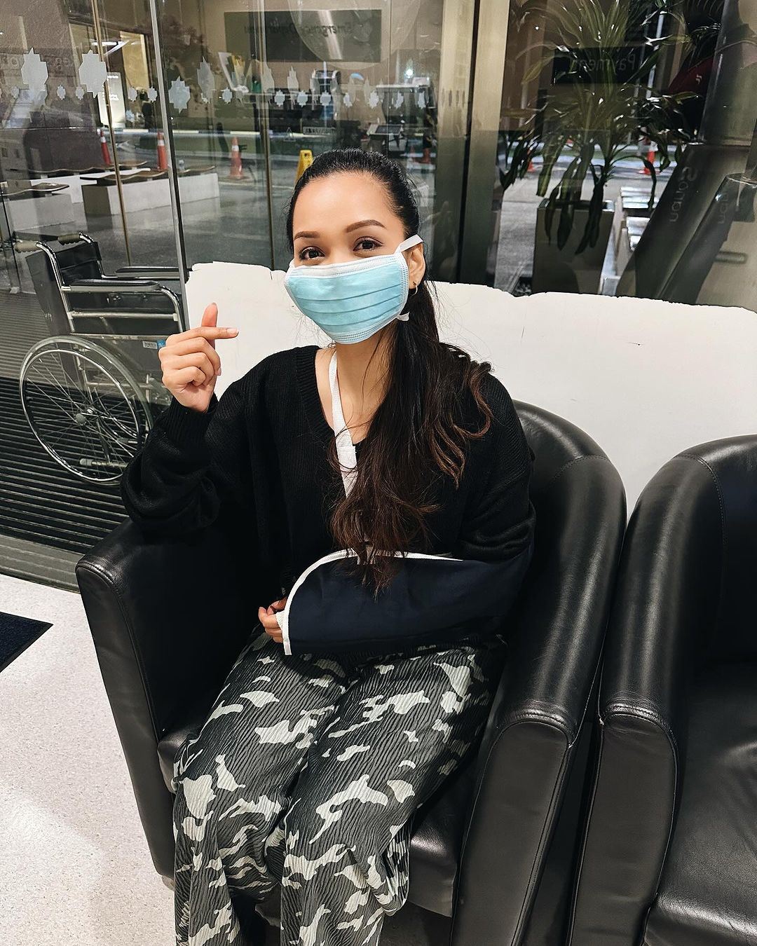 tulang lengan tangan azira shafinaz retak, minta doa agar cepat sembuh