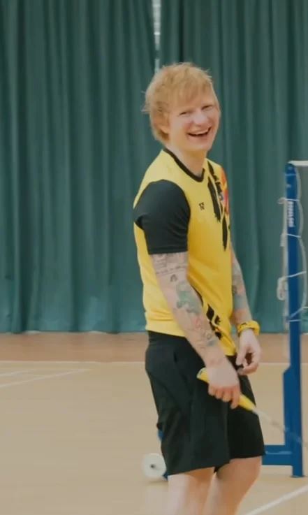 ed sheeran与陈炳顺展开羽球对决❗