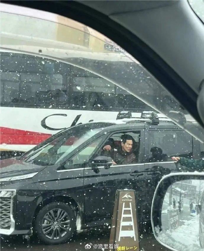 网友撞见彭于晏与女伴同行！疑似新恋情曝光？