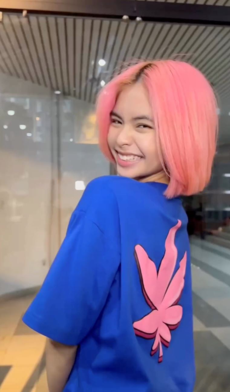 qistina raisah kongsi gaya rambut baru warna pink, netizen kata potongan tak selari [video]