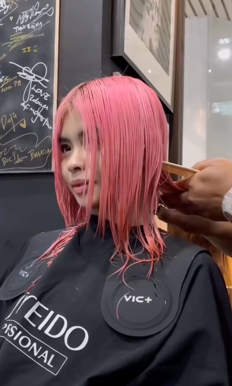 qistina raisah kongsi gaya rambut baru warna pink, netizen kata potongan tak selari [video]