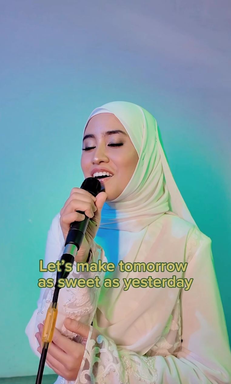 syada amzah tenang dan yakin nyanyi lagu bahasa tagalog, “dah boleh nyanyi di china ni..”