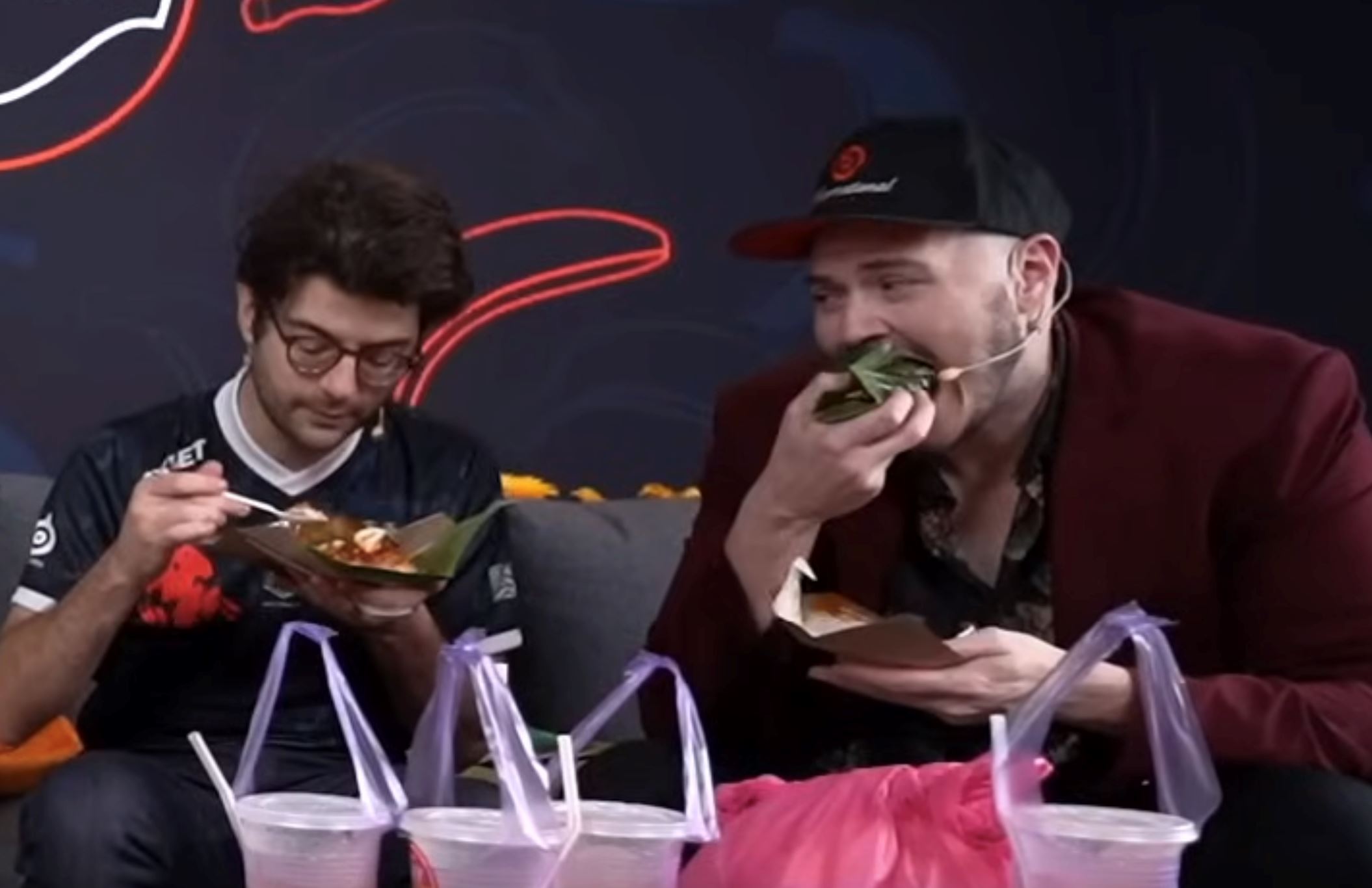 mat saleh ini makan nasi lemak sekali dengan daun pisangnya, warganet terkesima [video]