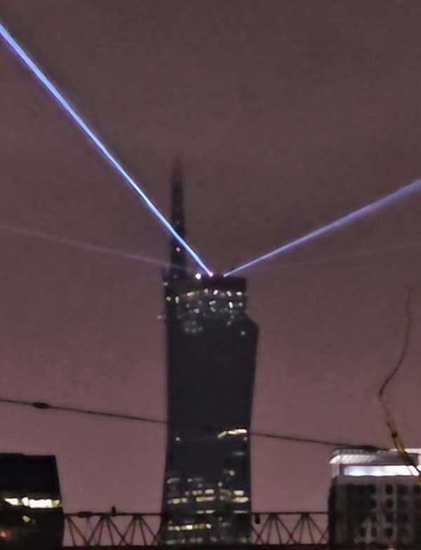 merdeka 118亮灯测试！镭射灯成独特夜景！