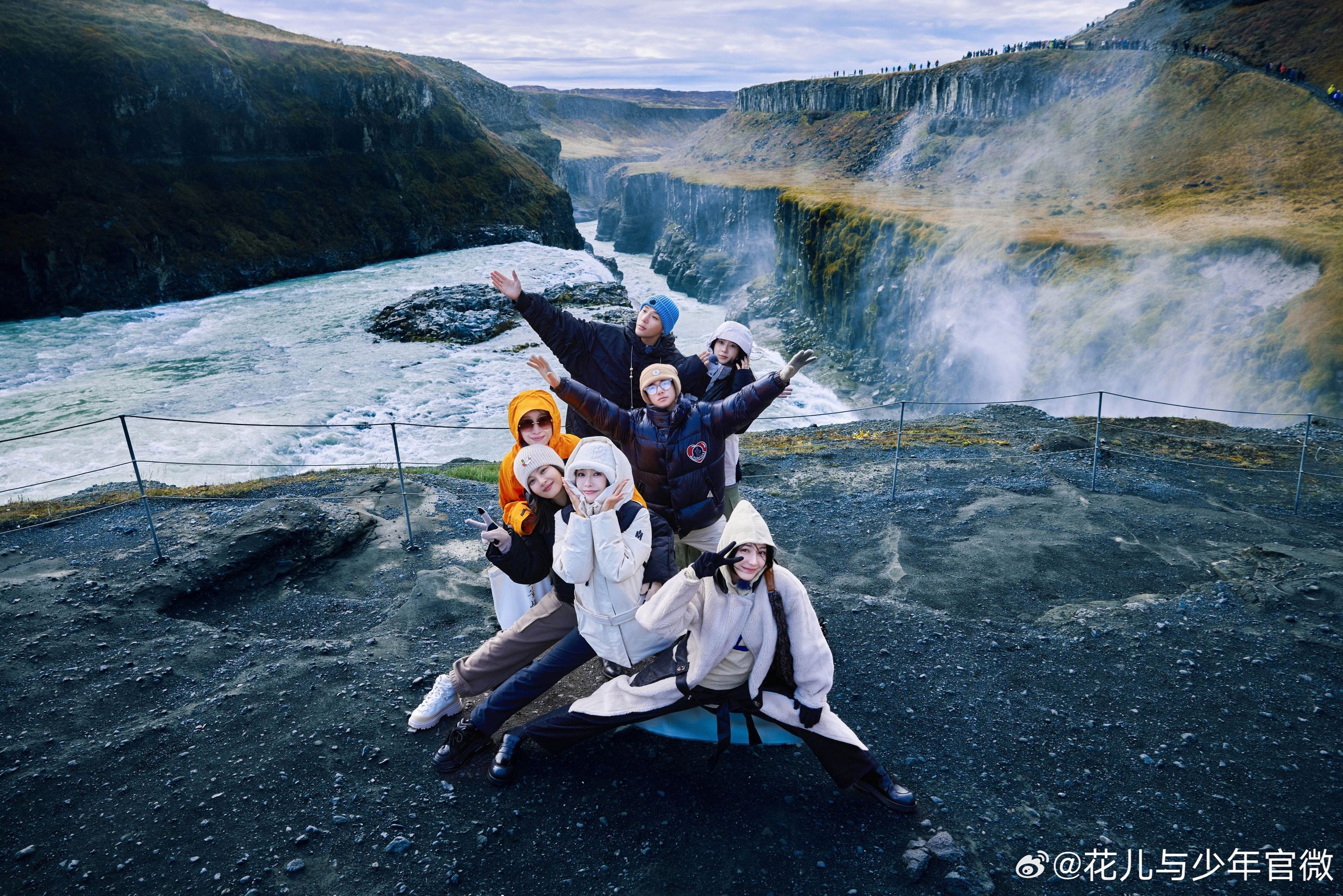 迪丽热巴被冰岛女孩美貌吸引🤩主动邀请对方合照📸