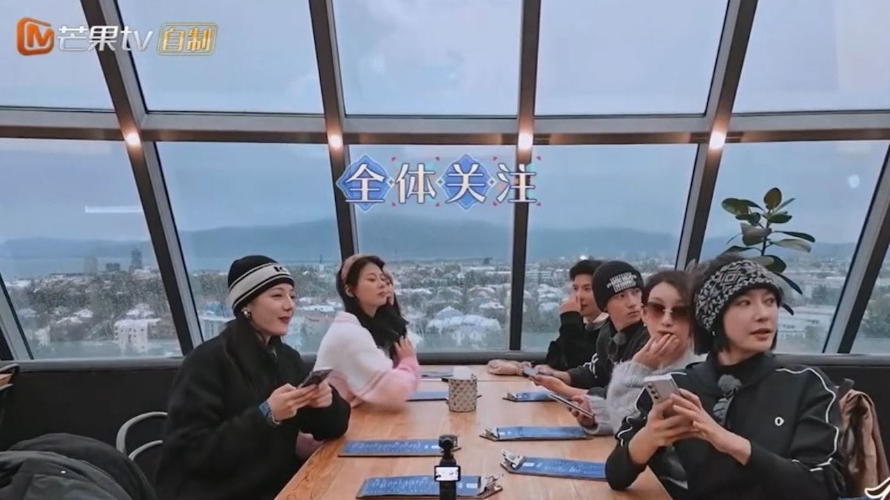 迪丽热巴被冰岛女孩美貌吸引🤩主动邀请对方合照📸