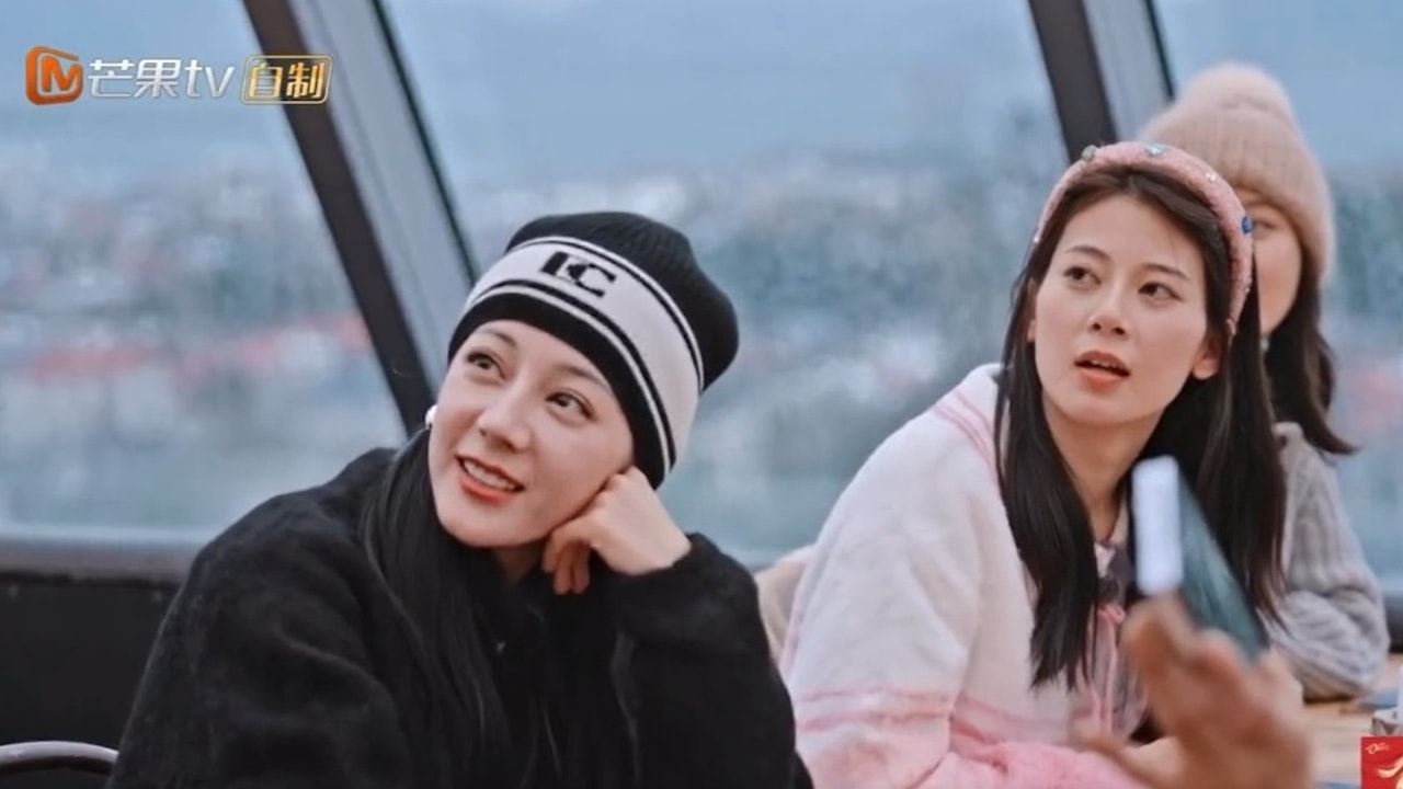 迪丽热巴被冰岛女孩美貌吸引🤩主动邀请对方合照📸