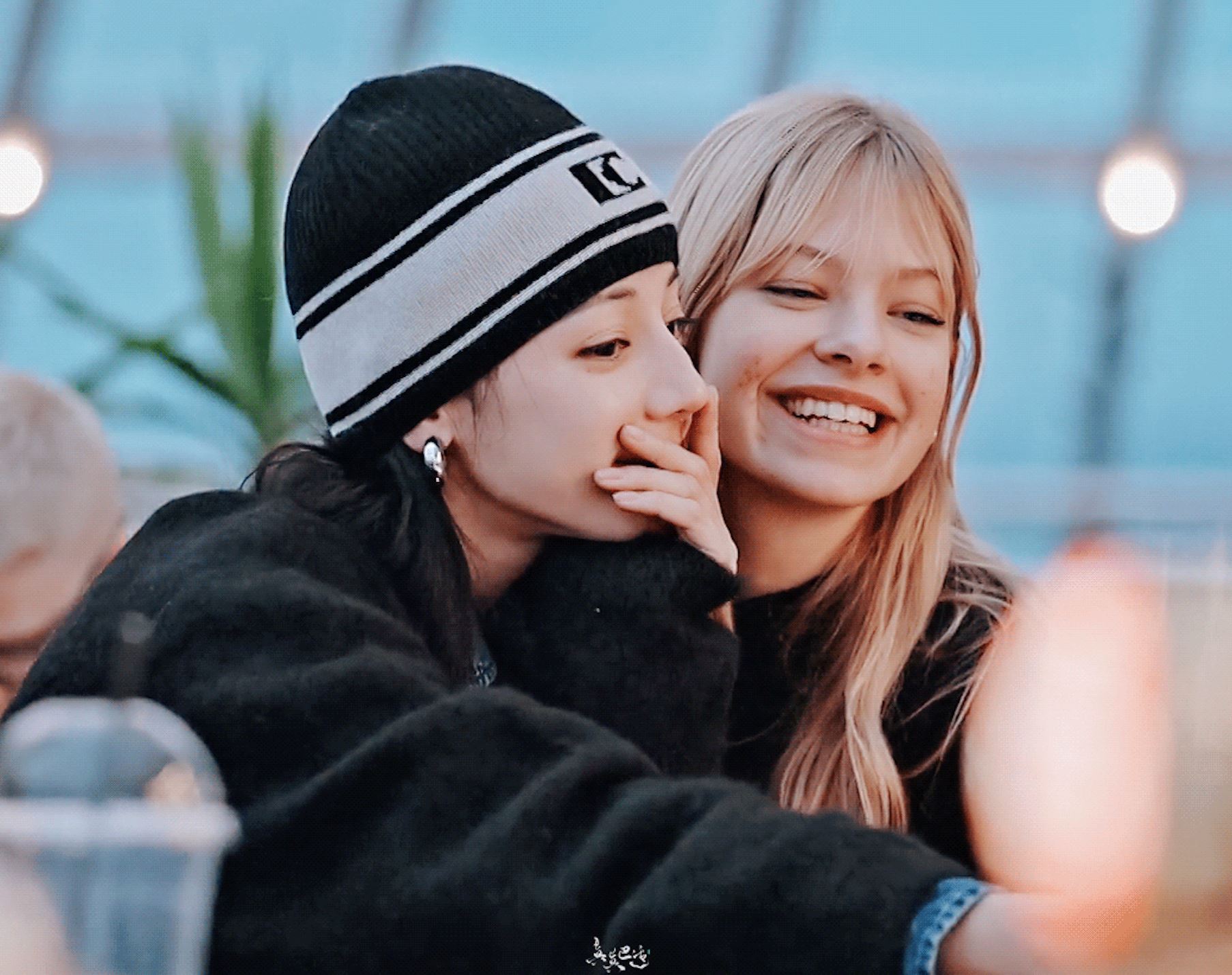 迪丽热巴被冰岛女孩美貌吸引🤩主动邀请对方合照📸