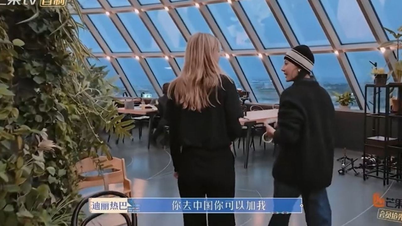 迪丽热巴被冰岛女孩美貌吸引🤩主动邀请对方合照📸