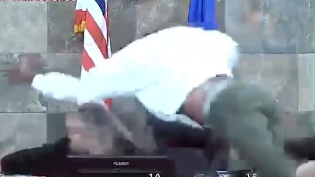 hakim diserang tertuduh ketika jatuh hukum di mahkamah