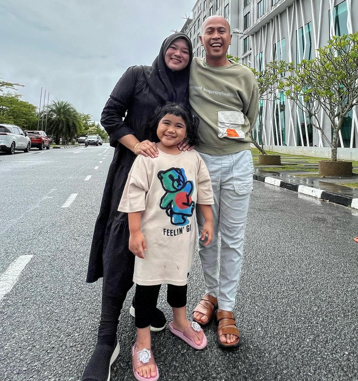 achey berang ada pakcik cakap lepas depan anak angkatnya, “kau tau tak ini bukan bapa kau!”