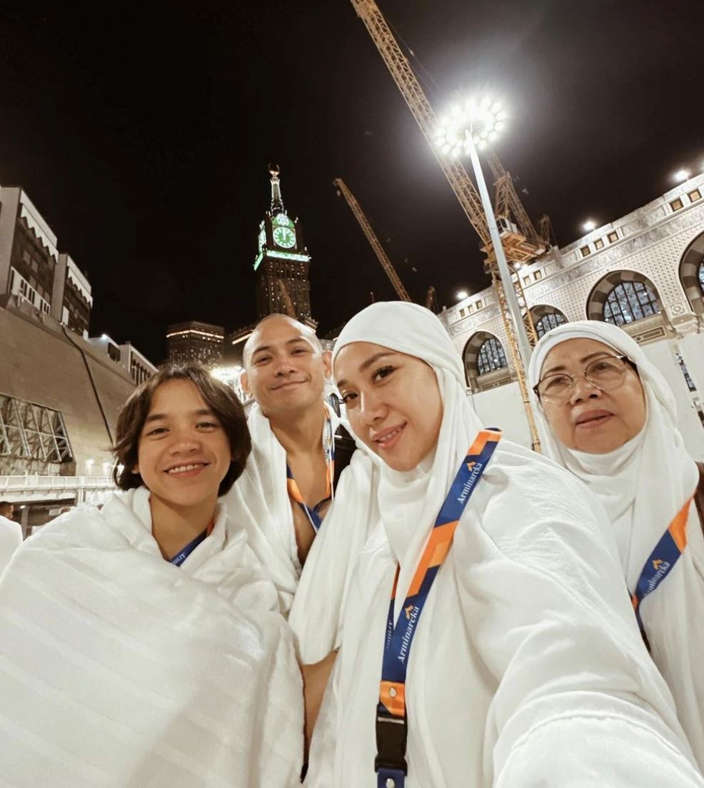 pakai bulu mata palsu masa buat umrah, bcl dikritik netizen