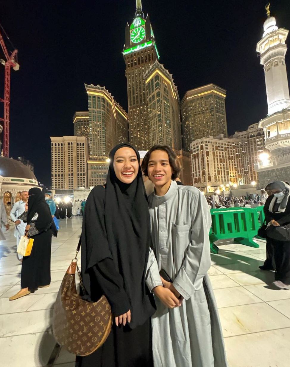 pakai bulu mata palsu masa buat umrah, bcl dikritik netizen