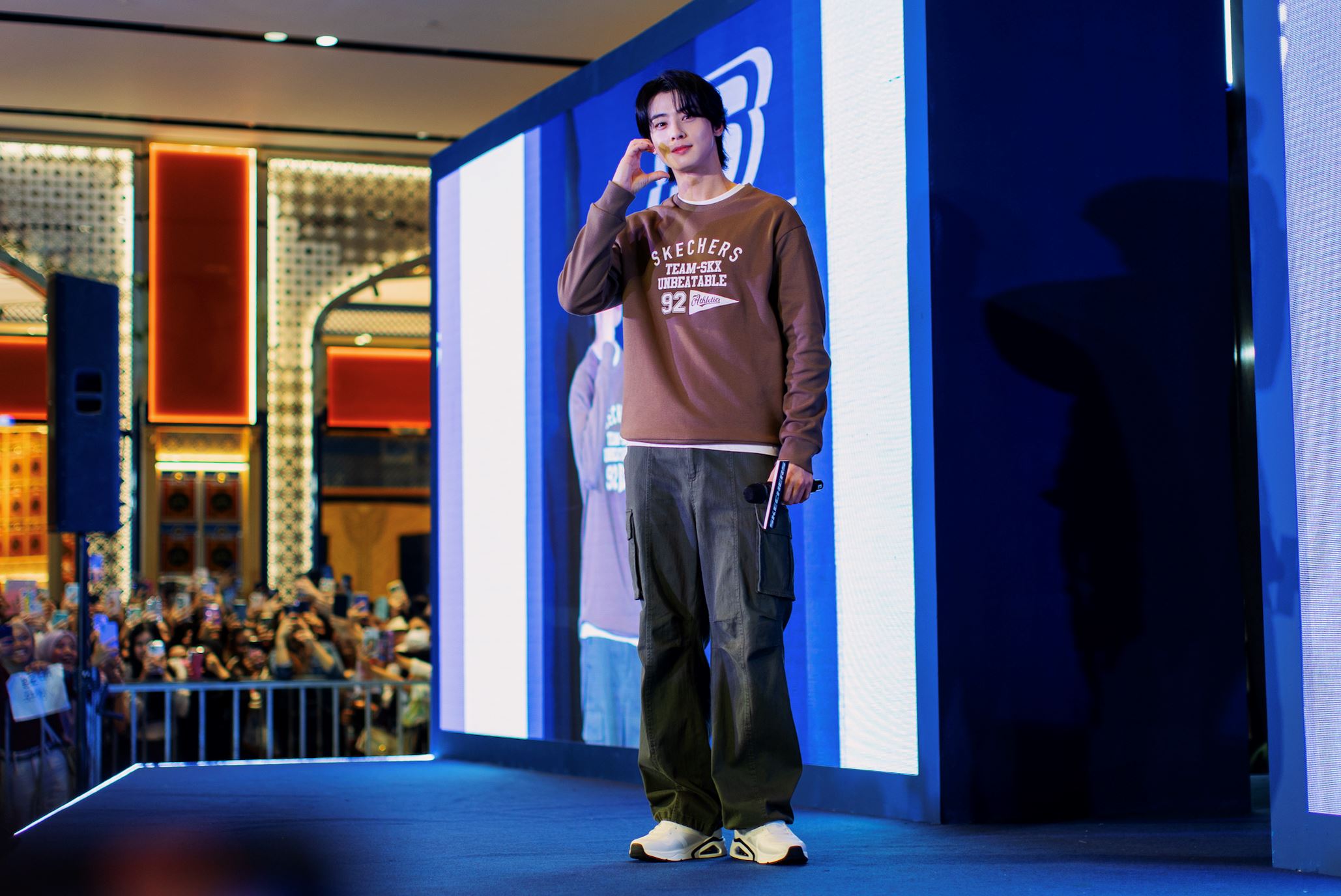 k-pop sensation cha eun-woo lights up skechers store grand opening at the exchange trx!