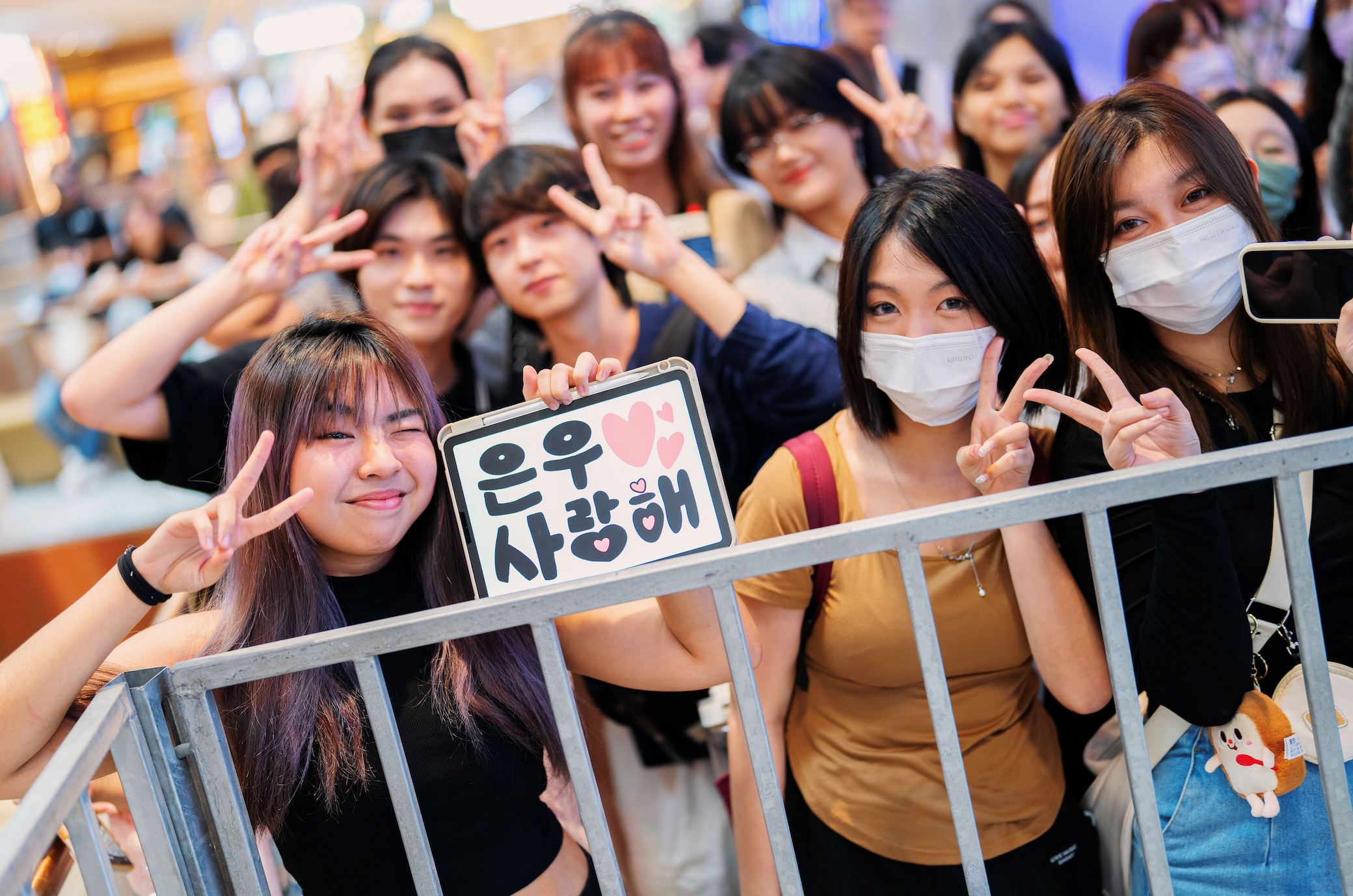 k-pop sensation cha eun-woo lights up skechers store grand opening at the exchange trx!