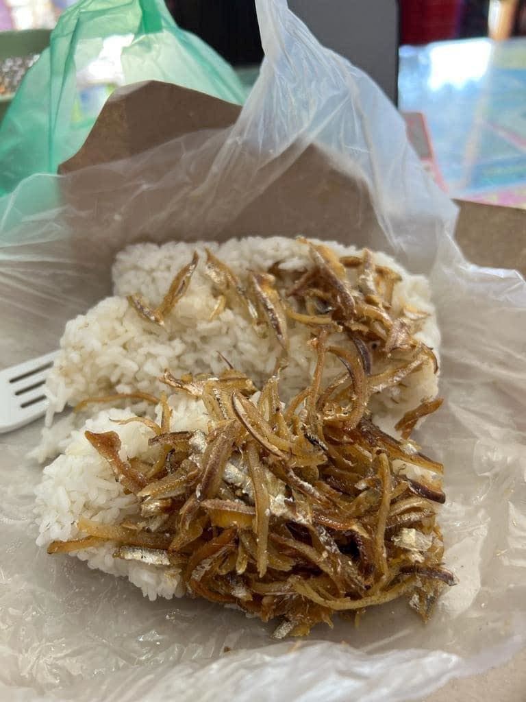 “ridiculous price! m'sian customer charged rm8 for rice and ikan bilis, sparks netizens outcry